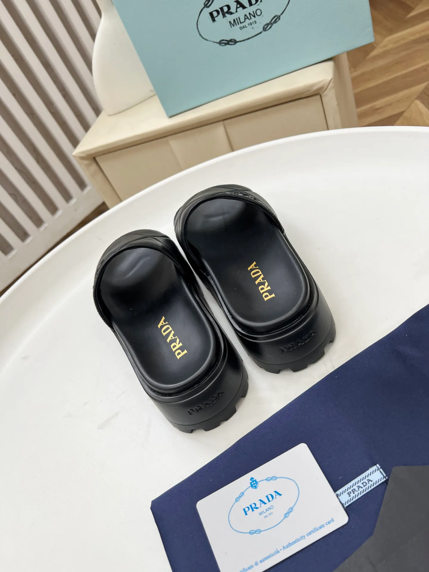 👟👟Ex-factory price 440👟👟 Prada/Prada 25ss summer new couple's beach thick-soled Birkenstock sandals. This shoe style is really a classic design that will not go out of style and is in line with everyone's current pursuit of comfortable and healthy wearing concepts. It is regarded by many domestic and foreign celebrities and fashionistas as an important choice for daily slippers. ✔Upper: imported super soft sheepskin ✔Inner lining: imported sheepskin ✔Hardware: Original molded split hardware ✔Outsole: Ultra-light, wear-resistant and non-slip foam sole ✔Number of yards: 35~40 (custom-made 40 pieces are non-refundable)